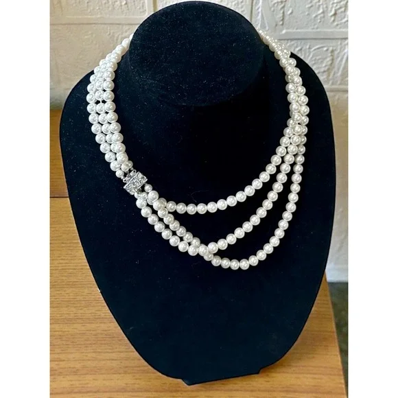 VTG Triple Strand Faux Pearl Necklace Crystal Clasp Bridal Wedding Jewelry - Picture 3 of 10